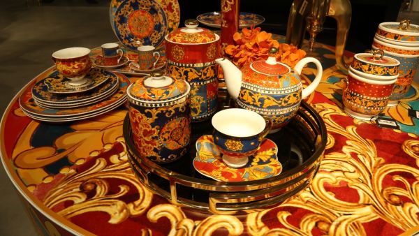  - Lucky Art Clarissa Bone China Porselen Mavi Kırmızı Barok Desenli Ayaklı 4 lü Yemek Tabağı Seti 27 cm (1)